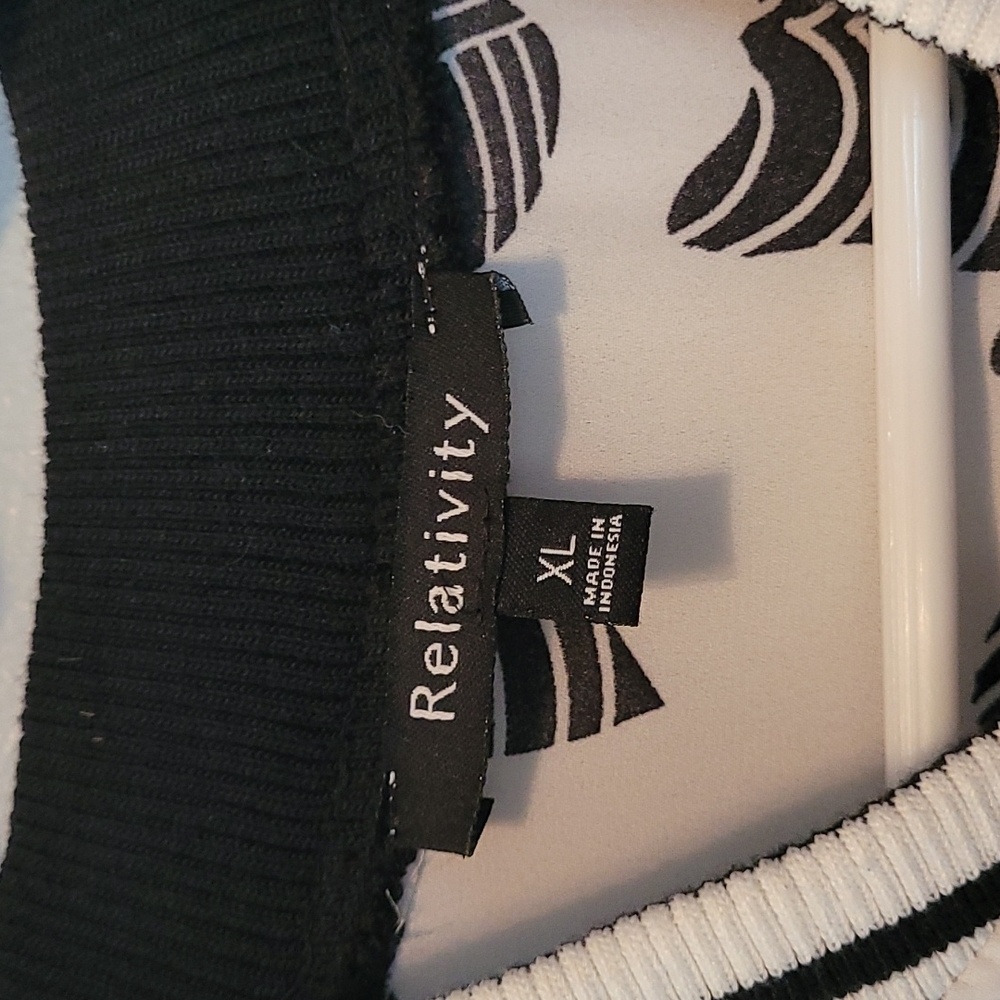 Relativity Woman’s Lightweight Zippered Black And… - image 2